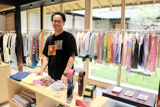 自慢の製品を紹介する丸山洵平さん＝ポルストア西脇