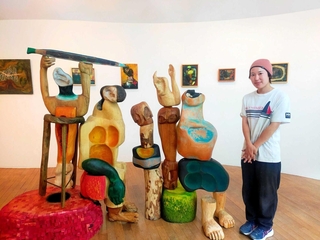 会場を訪れた高木鈴香さんと作品＝岡之山美術館（提供）
