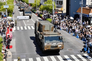 陸上自衛隊青野原駐屯地の創設５０周年を記念した市中パレードを見守る市民ら＝加西市北条町古坂