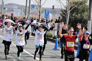 ハーフの部で完走し、喜びを表すランナー＝２０２５年１２月７日、小野市役所前