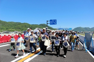 開通前の西脇北バイパスを歩く参加者＝西脇市寺内