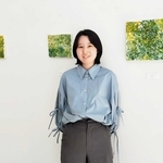 会場を訪れた森山菊野さん＝岡之山美術館（提供）