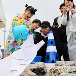 放流した稚アユを笑顔で見送る子どもたち＝加東市上滝野
