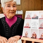 アマチュア落語家を引退した渡辺節子さん。３月の発表会の写真を誕生祝いとして受け取りほほ笑む＝加西市鶉野町