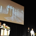永田和宏さんと小島ゆかりさんの選評を聞く出席者＝小野市うるおい交流館エクラ