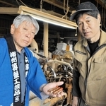 マッチ形着火剤の試作品を手にする宮永英孝さん（左）と石井清輝さん＝小野市久保木町