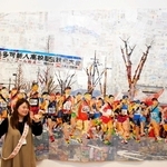 「駅伝スタート」の作品では、会場にあるたすきを着けて、写真撮影もできる＝岡之山美術館