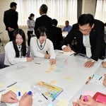 加西市議と意見交換する北条高校生ら＝加西市北条町古坂