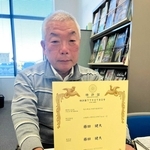 稲の再生多期作栽培方法の特許証を持つ藤田健夫さん＝小野市役所