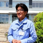 石川県珠洲市大谷町に加東市の特産であるこいのぼりを届けた長谷田克彦さん＝加東市社