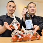 加西市のふるさと納税の返礼品に加わった加西産トマトと日本酒をＰＲする小谷哲也さん（右）と久世継義さん＝加西市北条町北条