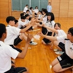 割り箸を指１本で支え合う生徒ら＝黒田庄中学校