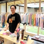 自慢の製品を紹介する丸山洵平さん＝ポルストア西脇