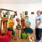 会場を訪れた高木鈴香さんと作品＝岡之山美術館（提供）