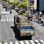 陸上自衛隊青野原駐屯地の創設５０周年を記念した市中パレードを見守る市民ら＝加西市北条町古坂