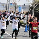 ハーフの部で完走し、喜びを表すランナー＝２０２５年１２月７日、小野市役所前