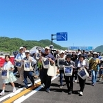 開通前の西脇北バイパスを歩く参加者＝西脇市寺内