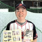 三田プリンスのユニホーム姿で今里純さんの伝記を手にする竹本武志さん＝西脇市内