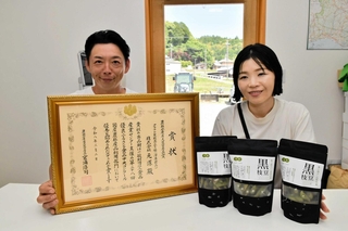 コンクールで農林水産省大臣官房長賞に輝いた「クラフト黒枝豆ひかり姫」。「独自の前処理でうま味と風味を閉じ込めた」と話す藤本圭一朗社長（左）＝加西市上万願寺町