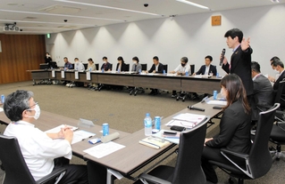 西脇市や大塚製薬の関係者らが集まった熱中症対策連携会議＝同市役所