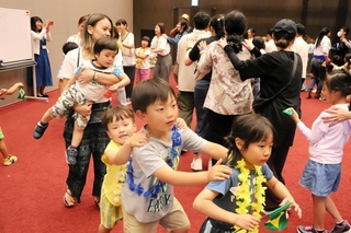 国籍や文化の違いを超えて触れ合った交流会＝小野市うるおい交流館エクラ（市社協提供）