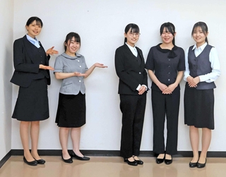 昨年度までの制服（左側）と本年度リニューアルされた制服＝加東市社