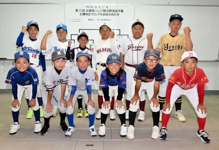 組み合わせ抽選会に臨んだ各チームの主将たち＝社公民館