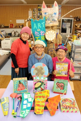 「手探りでオリジナルを作るのがアートの楽しさ」と話すだるま森さん（中央）とえりこさん（左）、小松原ケンスケさん＝西脇市内