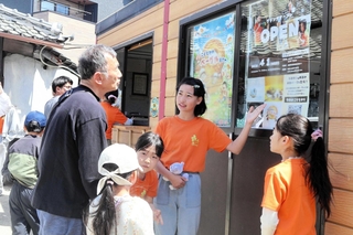 オレンジのＴシャツを着て接客する子どもたち＝加東市東古瀬