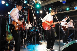 高校生として最後の公演で演奏するメンバー＝５月２日、神戸・三宮のＶＡＲＩＴ．（提供）