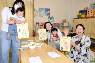 おのっこツアーで母の日のタペストリーを作った母親と子どもたち＝小野市下来住町