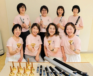 ３０周年記念コンサートを控えたティンカーベルのメンバー＝西脇市鹿野町