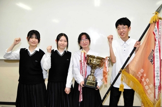 珠算部門で団体優勝し、全国大会出場を決めたメンバー＝小野高校