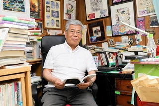「舞狂橋」を出版した長谷川和正さん＝加東市社