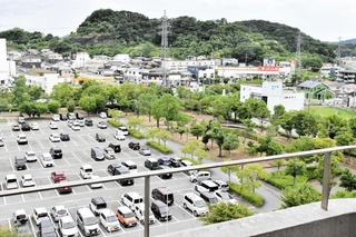 加西市が新たに駐車場を整備しようと考えている緑地遊歩道＝同市役所