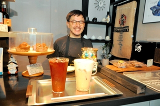 セントラルコーヒーと中河ファームが開発したトマトコーヒー（手前左）とトマトカスカラのラテ（同右）＝小野市東本町