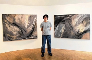 会場を訪れた長谷川悠太さん＝岡之山美術館（提供）