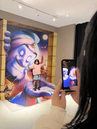 スマートフォンに専用アプリを取り込んでかざすと、絵が動き音楽が流れるＡＲアート＝加東市下滝野