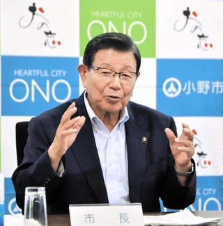引退を表明した小野市の蓬萊務市長＝小野市役所