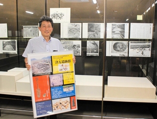 展示を準備する西脇市郷土資料館の藤田淳学芸員＝同市西脇