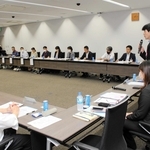 西脇市や大塚製薬の関係者らが集まった熱中症対策連携会議＝同市役所