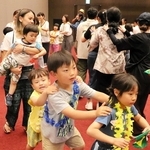 国籍や文化の違いを超えて触れ合った交流会＝小野市うるおい交流館エクラ（市社協提供）