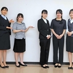 昨年度までの制服（左側）と本年度リニューアルされた制服＝加東市社