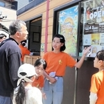 オレンジのＴシャツを着て接客する子どもたち＝加東市東古瀬