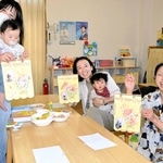 おのっこツアーで母の日のタペストリーを作った母親と子どもたち＝小野市下来住町