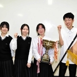 珠算部門で団体優勝し、全国大会出場を決めたメンバー＝小野高校