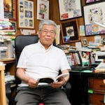 「舞狂橋」を出版した長谷川和正さん＝加東市社