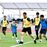 子どもたちとサッカーのミニゲームを楽しむ岡崎慎司さん（中央）＝小野希望の丘陸上競技場アレオ