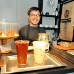セントラルコーヒーと中河ファームが開発したトマトコーヒー（手前左）とトマトカスカラのラテ（同右）＝小野市東本町