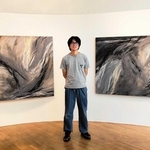 会場を訪れた長谷川悠太さん＝岡之山美術館（提供）